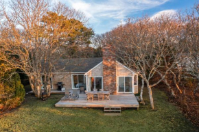 Private Beach Waterfront Oak-Bluffs Family Cottage